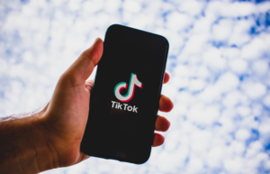 TikTok Automation con l'Intelligenza Artificiale